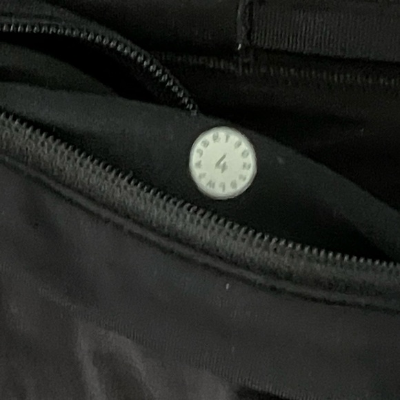 Black Lululemon Speed up shorts size 4 inseam 2.5 - Picture 4 of 4